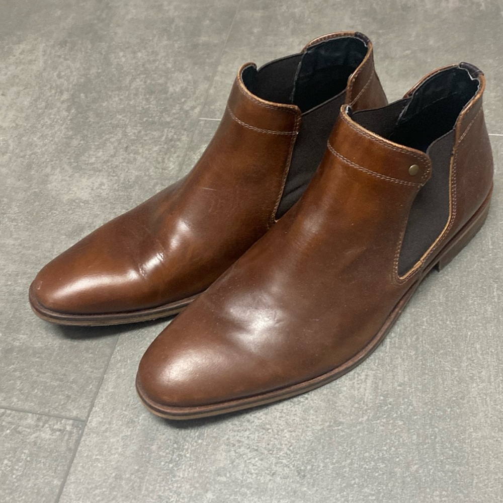 Authentic Steve Madden Distressed Chelsea Boot